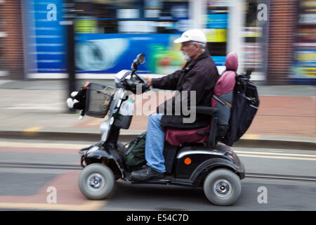 Utilisateur de fauteuil roulant à Fleetwood, Lancashire, 20 juillet, 2014. Scooter de mobilité brouillée, ou fauteuil roulant motorisé, en déplacement à la Fête des transports 5000. Banque D'Images