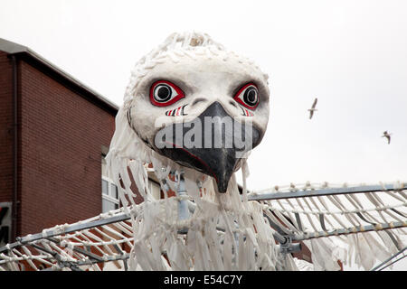 Albatros géant Tête, yeux et bec, Fleetwood, Lancashire, 20 juillet, 2014. Les espèces menacées d'albatros à la Fleetwood Festival de transport. Cet événement a eu lieu pour la première fois le 14 juillet 1985, et depuis, est devenu une institution Fleetwood, avec un défilé, flânant le théâtre de rue spectacles, les épouvantails et les ateliers dans le centre-ville. Banque D'Images