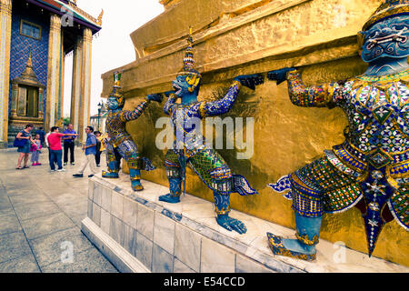 Des statues de guerriers. Wat Phra Keo ou temple du Bouddha d'émeraude. Banque D'Images