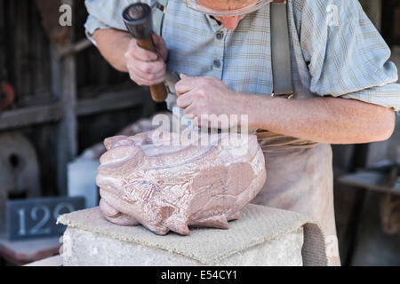 Sculpteur tailleur de travailler sur une pierre, Blists Hill, Londres, Angleterre, Royaume-Uni, Banque D'Images