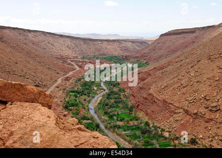 Canyons,palmeraies,palmiers,annonces,noix,agricole,région montagneuse asif ounila ounila,rivière,village river bed,Maroc Banque D'Images