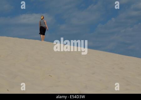 Leba, Pologne. 20, juillet 2014. Déménagement dunes de sable dans le Parc National de Slowinski entre Leba et Gdansk au nord de la Pologne à la côte de la mer Baltique. Comme les vagues et le vent transportent le sable des dunes intérieures déplacer lentement, à une vitesse de 3 à 10 mètres par an. Certaines dunes sont très élevés - jusqu'à 30 mètres. Le déplacement des dunes sont considérés comme une curiosité de la nature à l'échelle européenne. Credit : Michal Fludra/Alamy Live News Banque D'Images