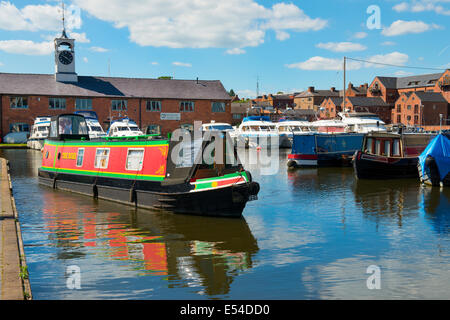 Un bateau sur le bassin du canal de Severn sur Stourport, Worcestershire, Angleterre, Royaume-Uni. Banque D'Images