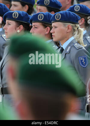 Berlin, Allemagne. 20 juillet, 2014. Les soldats de la Bundeswehr attendre en ligne pour prêter le serment d'allégeance au cours de la solennelle cérémonie d'assermentation à la Bendlerblock à Berlin, Allemagne, 20 juillet 2014. Bundeswehr recrute traditionnellement le serment d'allégeance à l'emplacement historique le 20 juillet, qui cette année marque le 70e anniversaire de l'échec de l'assasinat de leader nazi Adolf Hitler par un groupe d'officiers de la Wehrmacht, dirigée par le colonel Claus von Stauffenberg. Photo : WOLFGANG KUMM/dpa/Alamy Live News Banque D'Images