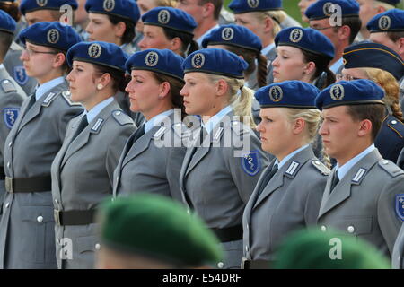 Berlin, Allemagne. 20 juillet, 2014. Les soldats de la Bundeswehr attendre en ligne pour prêter le serment d'allégeance au cours de la solennelle cérémonie d'assermentation à la Bendlerblock à Berlin, Allemagne, 20 juillet 2014. Bundeswehr recrute traditionnellement le serment d'allégeance à l'emplacement historique le 20 juillet, qui cette année marque le 70e anniversaire de l'échec de l'assasinat de leader nazi Adolf Hitler par un groupe d'officiers de la Wehrmacht, dirigée par le colonel Claus von Stauffenberg. Photo : WOLFGANG KUMM/dpa/Alamy Live News Banque D'Images