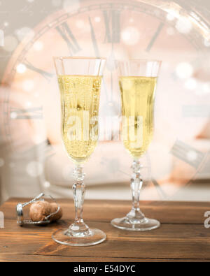Nouvelle année avec deux verres de champagne et de l'horloge à propos de grève minuit Banque D'Images