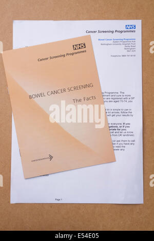 UK NHS bowel cancer screening programme lettre de notification plus brochure d'information Banque D'Images