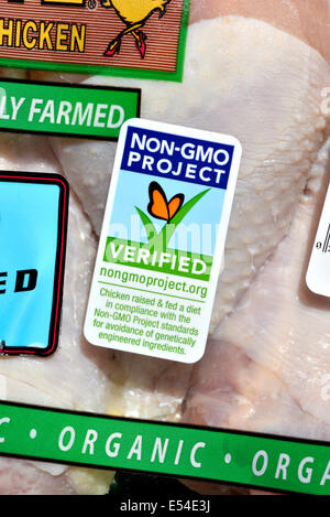 Rosie Free Range Chicken pilons USDA Organic sont emballés avec une étiquette non OGM, ce qui indique que la vérification non OGM. Banque D'Images