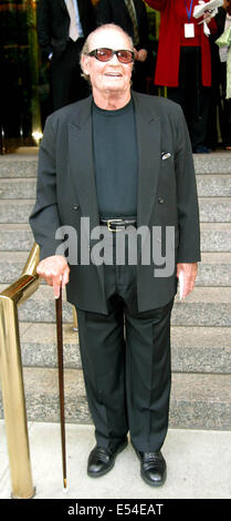 19 juillet 2014 - Armée américaine native et JAMES GARNER, un vétéran de la télévision et film star légendaire, est décédé à l'âge de 86 ans à son domicile de Los Angeles. Garner a obtenu de nombreux prix pour son travail au fil des ans, y compris deux Emmy Awards (15 nominations), une nomination à l'oscar du 'Romance, ' un Screen Actors' Guild lifetime achievement award et trois Golden Globe Awards (12 nominations).Ê Il laisse derrière lui sa femme Lois et sa fille Greta. Photo - Mai 18, 2004 - New York, New York, États-Unis - James Garner quitte l'Upfront ABC events at hôtel de Manhattan. (Crédit Image : © Ju Banque D'Images