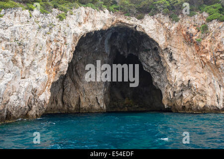 Une grotte marine sur des îles au large de Sivota en Grèce. Banque D'Images