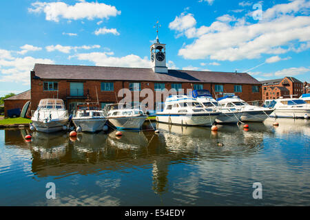 Bateaux amarrés à l'extérieur de Stourport On Severn Yacht Club, Worcestershire, Angleterre, RU Banque D'Images