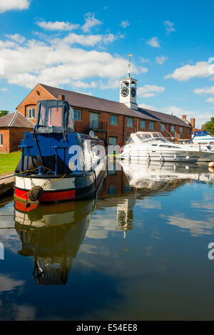 Bateaux amarrés à l'extérieur de Stourport On Severn Yacht Club, Worcestershire, Angleterre, Royaume-Uni. Banque D'Images