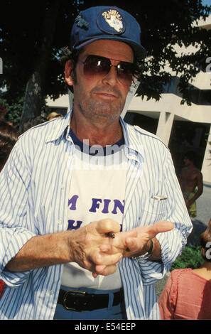 Oklahoma USA indigènes et vétéran de l'Armée JAMES GARNER, une star de cinéma et de télévision légendaire, est décédé à l'âge de 86 ans à son domicile de Los Angeles. 19 juillet, 2014. Garner a obtenu de nombreux prix pour son travail au fil des ans, y compris deux Emmy Awards (15 nominations), une nomination à l'oscar du 'Romance, ' un Screen Actors' Guild lifetime achievement award et trois Golden Globe Awards (12 nominations).Ê Il laisse derrière lui sa femme Lois et sa fille Greta. Photo - c. Les années 1980 - James Garner signe autographe. © Lynn Mcaffe/Photos/ZUMAPRESS.com/Alamy Globe Live News Banque D'Images