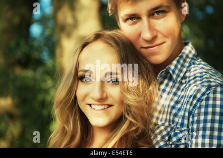 Jeune couple dans la nature sur l'été, ils cherchent dans l'appareil photo Banque D'Images