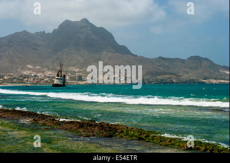 La côte de la mer à Mindelo sur l'île de Sao Vicente, Cap Vert. Banque D'Images