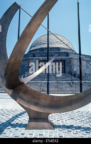 Une œuvre d'art en bronze coulé d'une corde de l'anglais stick par sculpteur Henry Moore frames l'entrée de célèbre Planétarium Adler à Chicago, Illinois, USA. Banque D'Images