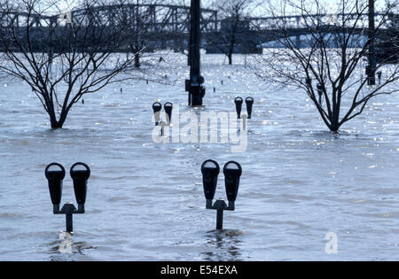 Après les fortes pluies de 1979, la rivière Illinois inondations rues voisines et menace de plonger les parcomètres au centre-ville de Peoria, Illinois, USA. Banque D'Images