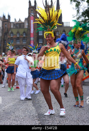 Edinburgh, Ecosse, Royaume-Uni. 20 juillet, 2014. Carnaval 2014 Festival. Carnival artistes du haut de la Butte à l'extrémité ouest de Princes Street. Credit : Pako Mera/Alamy Live News Banque D'Images