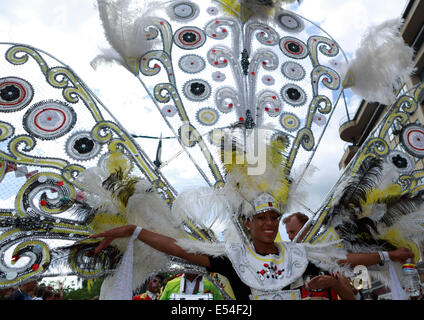 Edinburgh, Ecosse, Royaume-Uni. 20 juillet, 2014. Carnaval 2014 Festival. Carnival artistes du haut de la Butte à l'extrémité ouest de Princes Street. Credit : Pako Mera/Alamy Live News Banque D'Images