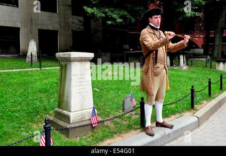 BOSTON, MASSACHUSETTS : acteur en costume xviiie époque coloniale à la tombe de Paul Revere patriot dans le Cimetière Grannary Banque D'Images