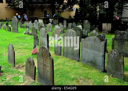 BOSTON, MASSACHUSETTS : rangées de pierres tombales du 18ème siècle dans la chapelle du roi burial ground Banque D'Images