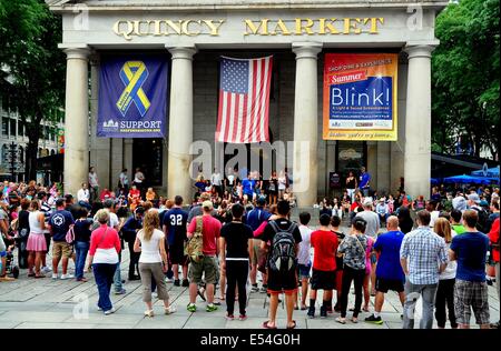 BOSTON, MASSACHUSETTS : une foule de personnes se rassemblent sur la place en face de la Quincy Market Banque D'Images