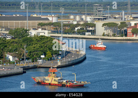 Ferry pour piétons et véhicules se dirigeant vers Port Corsini à travers le canal Candiano laisser Marina di Ravenna Banque D'Images