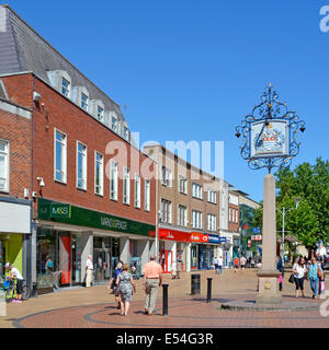 Chelmsford (ville du comté d'Essex) centre ville zone piétonne commerçante high street avec armoiries Banque D'Images