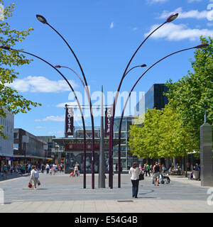 Basildon New Town Center Square Costa Coffee Shop et lampadaires inhabituels et accrocheurs d'éclairage incurvés projetant dans le paysage urbain Essex Angleterre Royaume-Uni Banque D'Images