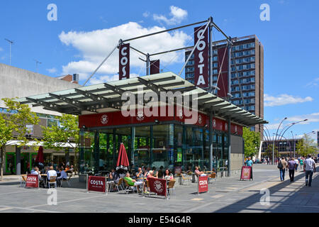 Café Costa et signes locaux au centre commercial Square dans le centre-ville de Basildon clients assis à l'extérieur de jour d'été Banque D'Images