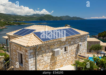 Panneaux solaires sur chambre à Sivota, Grèce. Banque D'Images