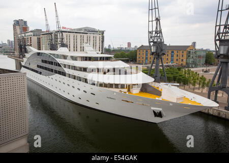 Vieux grues sur le quai de la Royal Victoria Dock, à Londres, à l'égard de Canary Wharf, avec le bateau yacht hôtel Sunborn. Banque D'Images