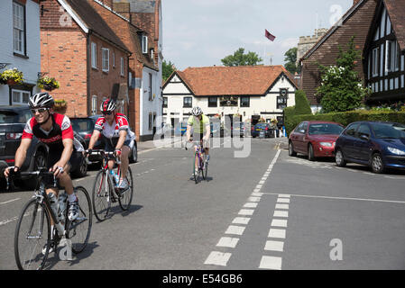 Cycliste à Bray on Thames village Berkshire England UK Banque D'Images