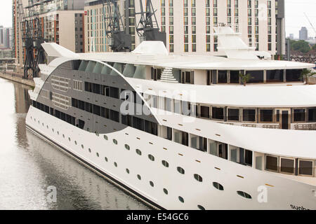 Le Royal Victoria Dock, à Londres, avec le bateau yacht hôtel Sunborn. Banque D'Images