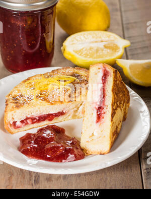 Petit-déjeuner de pain doré farci au fromage à la crème aux fraises et confiture de citrons et de remplissage Banque D'Images