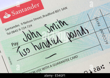 La Banque Santander chèque payable à John Smith Banque D'Images
