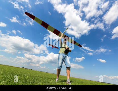 L'homme se lance dans le ciel planeur RC, grand-angle Banque D'Images