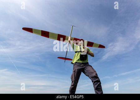 L'homme se lance dans le ciel planeur RC, grand-angle Banque D'Images