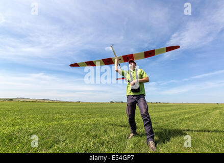 L'homme se lance dans le ciel planeur RC, grand-angle Banque D'Images