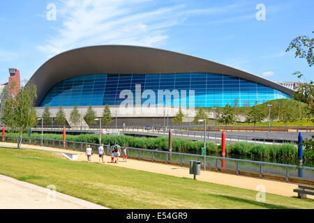 Promenade en famille dans le parc olympique Queen Elizabeth, à côté des Waterworks Centre aquatique sur la rivière et au bord de la rivière, architecte Zaha Hadid Stratford Londres ROYAUME-UNI Banque D'Images