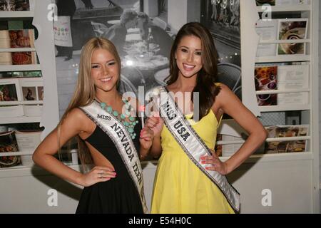 Las Vegas, NV, USA. 20 juillet, 2014. Nevada Miss Teen USA 2014, Alexa Taylor, Nia Sanchez, Miss USA 2014 pour des arrivées au Jour National Lollipop au bénéfice de l'arbre d'Ombrage Las Vegas, Fabrique de sucre Place de la ville, Las Vegas, NV le 20 juillet 2014. Credit : James Atoa/Everett Collection/Alamy Live News Banque D'Images