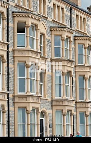 Aberystwyth, Pays de Galles chambres d'hôtes et façade de l'hôtel de la promenade près de l'architecture de l'onduleur Banque D'Images