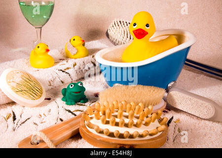 L'établissement spa avec baignoire à remous en duckies en caoutchouc, en bonnet de douche, avec les serviettes, savon, gel de bain et d'épurateurs. Banque D'Images