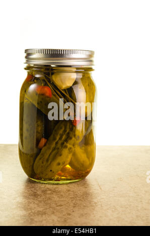 Des cornichons dans des pots Mason sur un comptoir de cuisine Banque D'Images