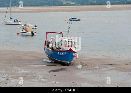 Bateau de pêche à marée basse à aberdovey au Pays de Galles Banque D'Images