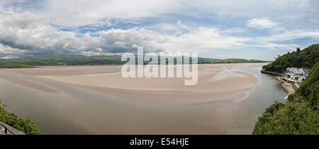 Dwyryd avec panorama de la rivière de galles portmeirion hôtel sur la droite sur la rivière Banque D'Images