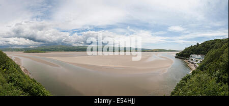 Dwyryd avec panorama de la rivière de galles portmeirion hôtel sur la droite sur la rivière Banque D'Images