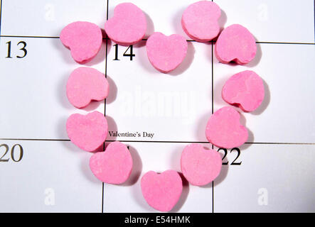En rose bonbon amoureux encerclant la Saint-valentin sur le calendrier Banque D'Images