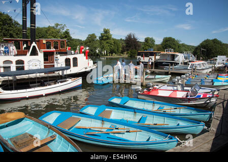 Location de bateaux le long de la Tamise à Henley on Thames Oxfordshire, UK Banque D'Images