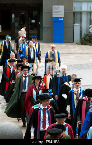 Procession d'universitaires, l'Université de Coventry le jour de graduation à la cathédrale de Coventry, England, UK Banque D'Images